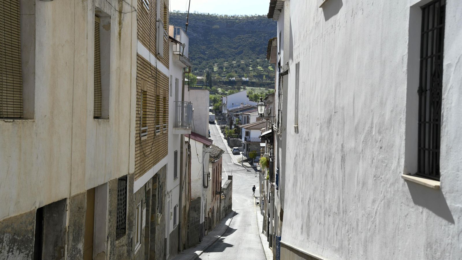 Vista de una calle de La Peza, de 1.178 habitantes, vacía durante la mañana de ayer