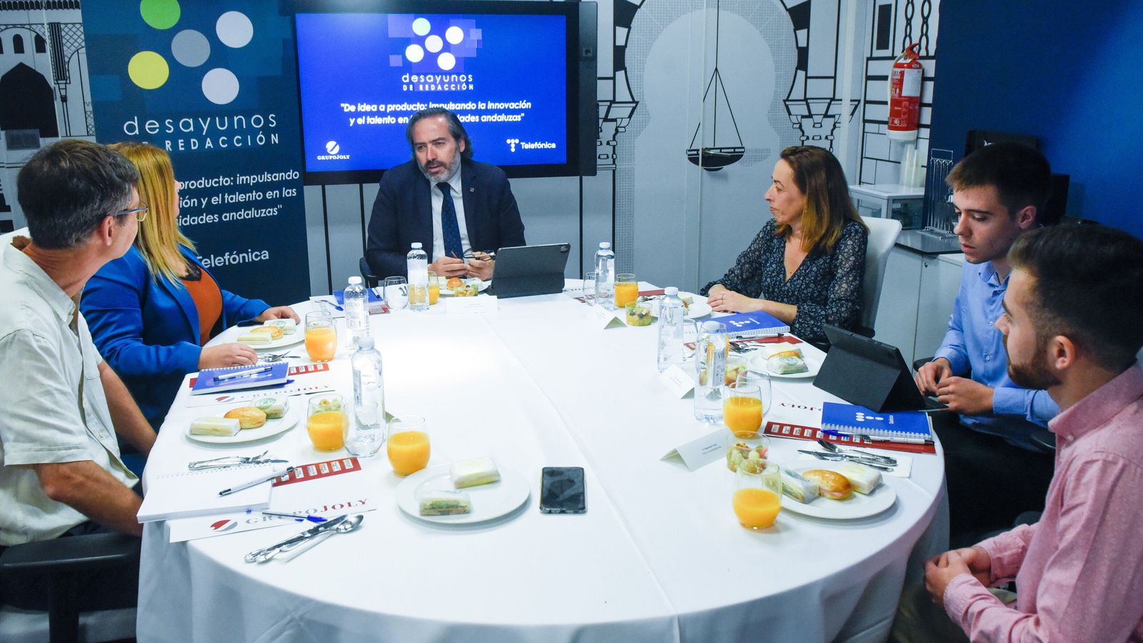 Uno de los instantes del desayuno, celebrado en el Centro de Innovación que tiene Telefónica en la calle Jiménez Aranda, de Sevilla.