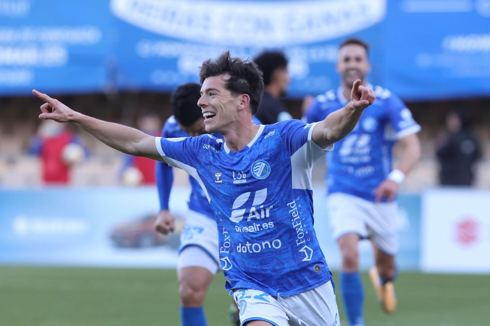 Juanjo Mateo anoto el 2-0 recogiendo el rechace del penalti fallado por Dieste.