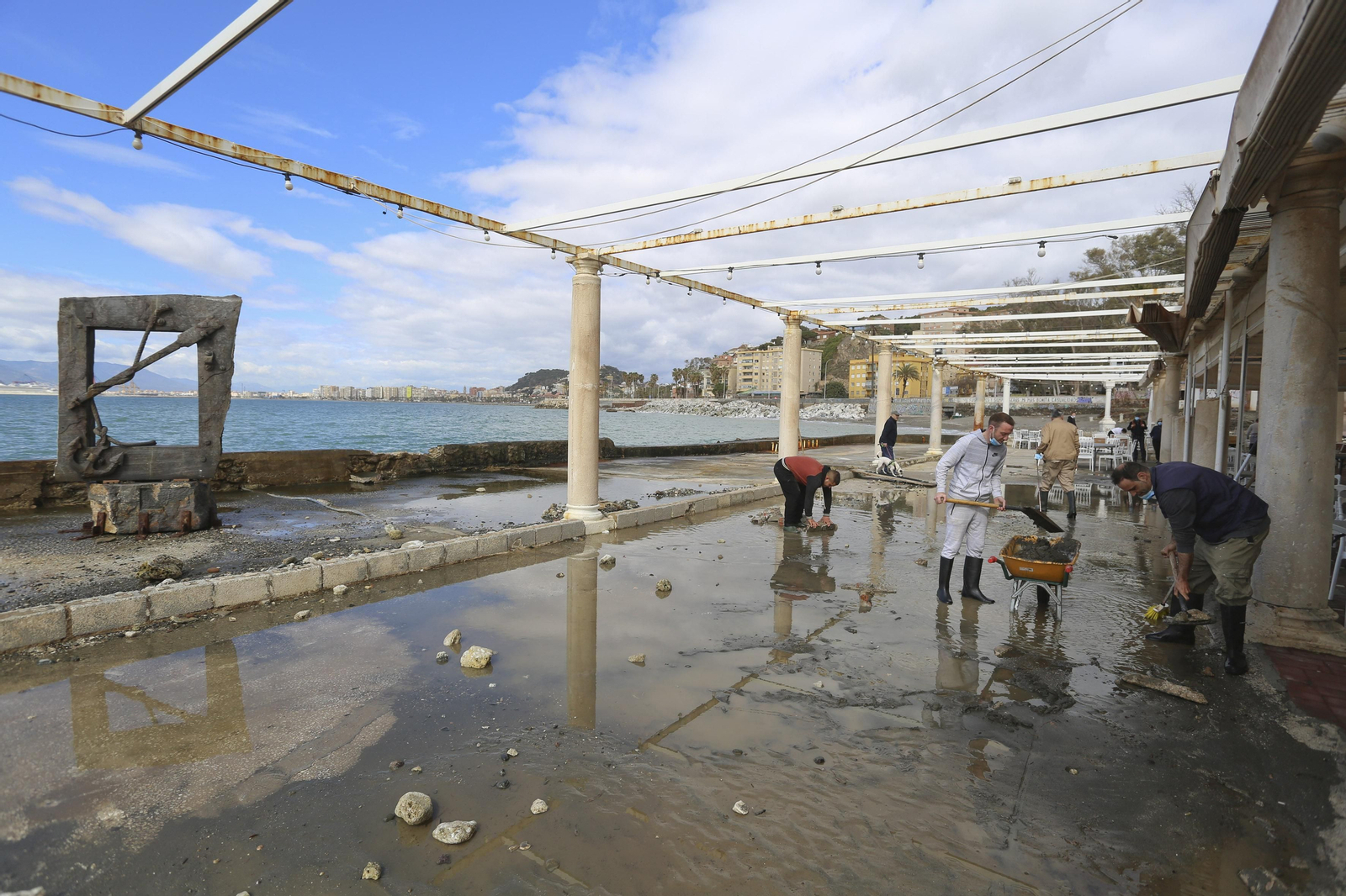 Las fotos de los trabajos en los paseos marítimos y chiringuitos de Málaga para paliar los efectos del temporal