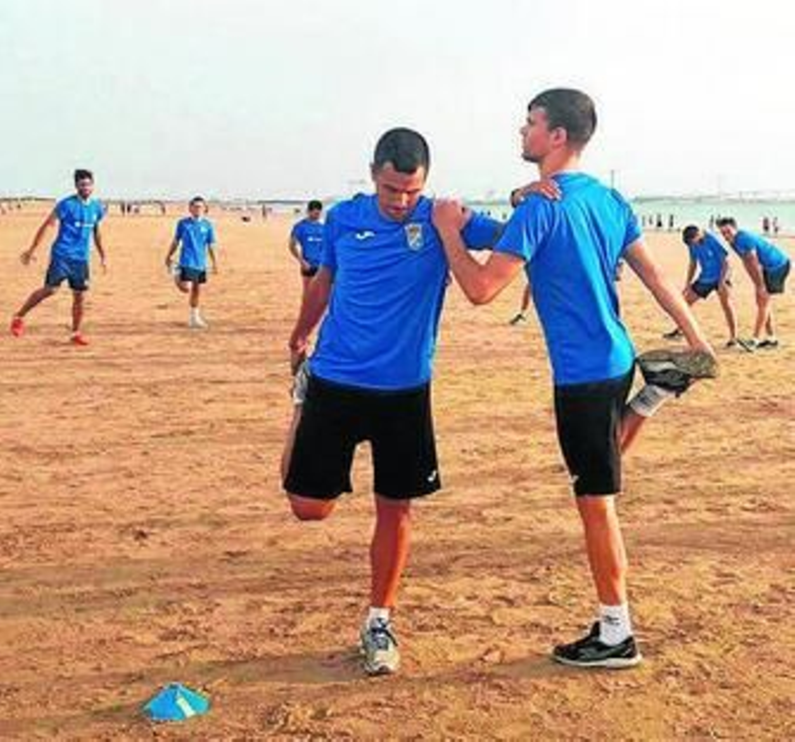 Isra y Álex realizan estiramientos en la playa de Valdelagrana. Isra y Álex realizan estiramientos en la playa de Valdelagrana.