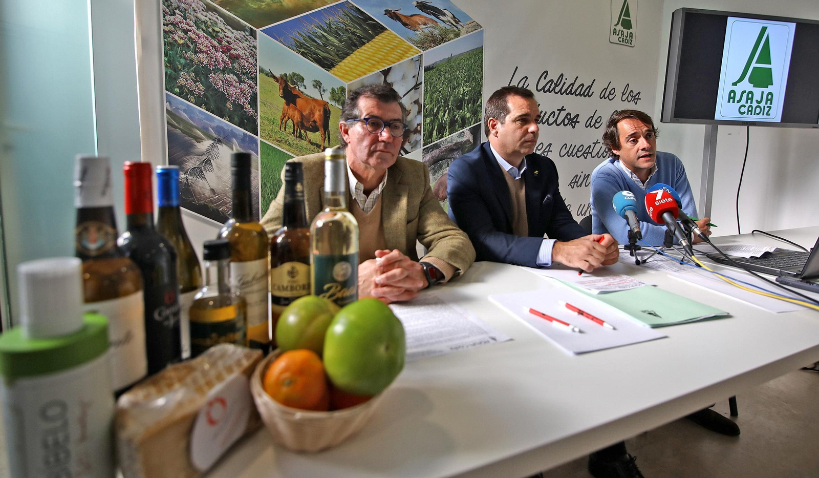 Representantes de Asaja, realizando el balance del año.