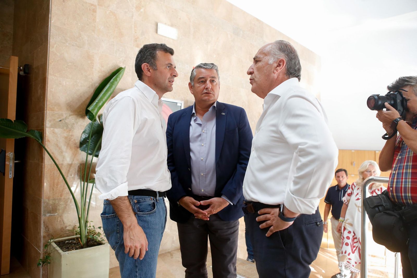 Bruno García, Antonio Sanz y José Ignacio Landaluce, antes del comité provincial del PP.