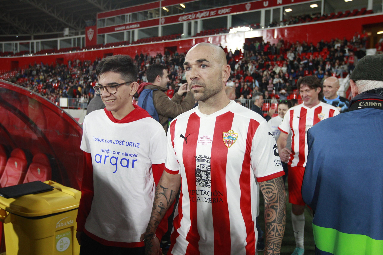 Imágenes del partido homenaje al 'eterno' capitán de la U.D. Almería, José Ortiz