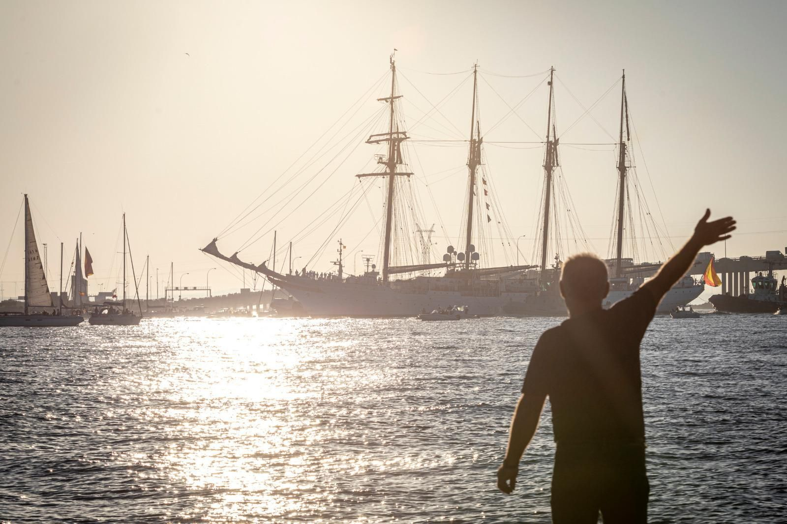Salida del 'Elcano' desde el muelle de La Carraca, en una imagen de archivo