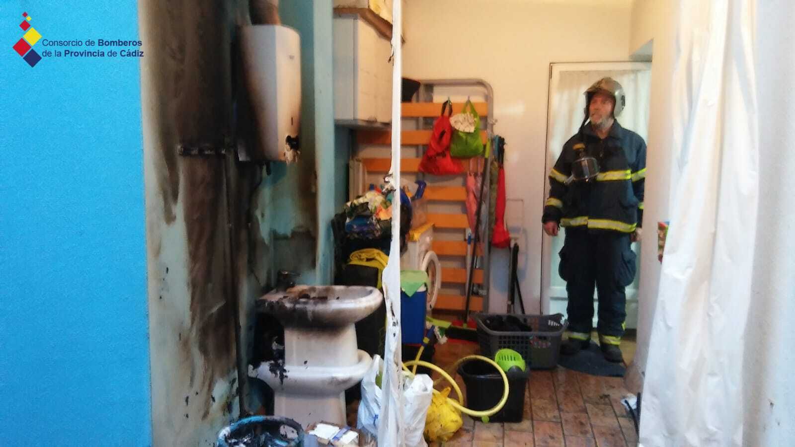 Un bombero, en el interior de la vivienda.