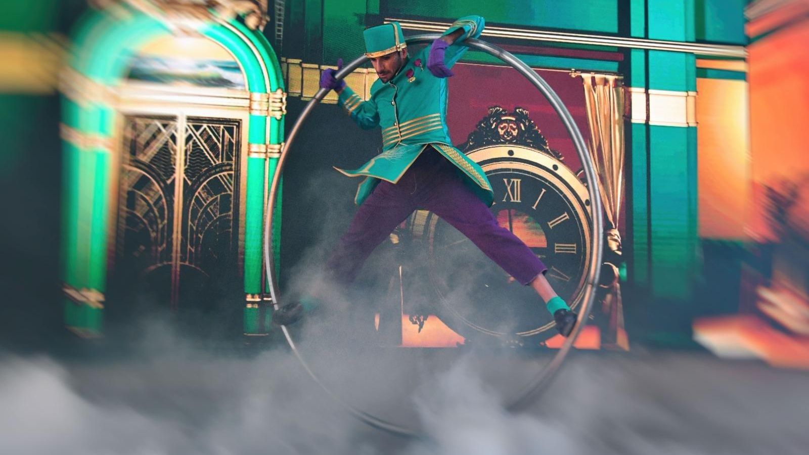 Equilibrismos dentro de un aro gigante.