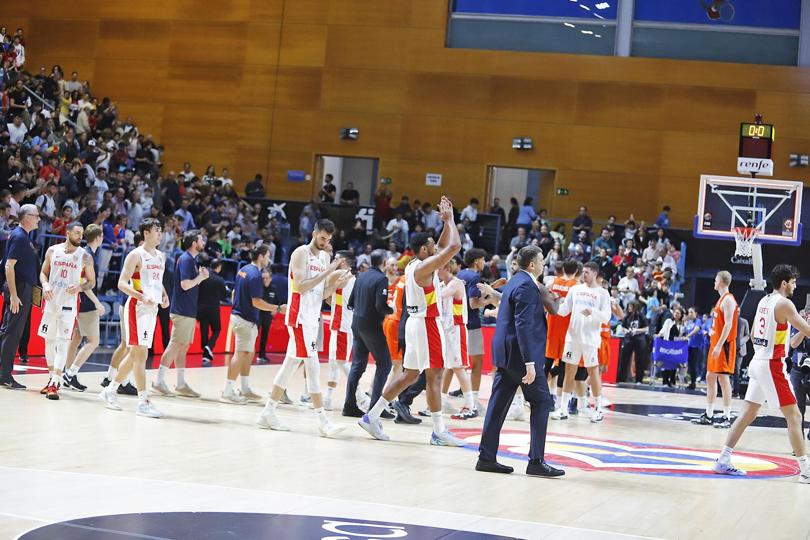 Imágenes de la celebración de la selección Española de baloncesto por certificar su pase con una victoria ante Paises Bajos Imágenes de la celebración de la selección Española de baloncesto por certificar su pase con una victoria ante Paises Bajos