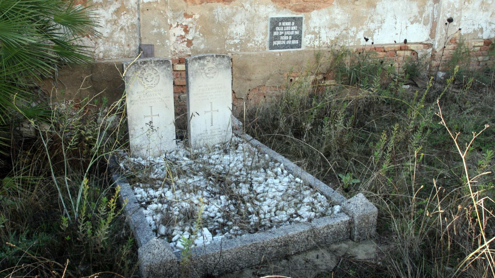 La tumba de los dos pilotos en el cementerio británico de Huelva.