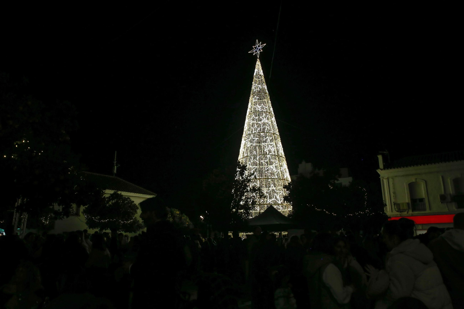 Fotos del encendido del alumbrado navideño en Los Barrios y la gran nevada artificial