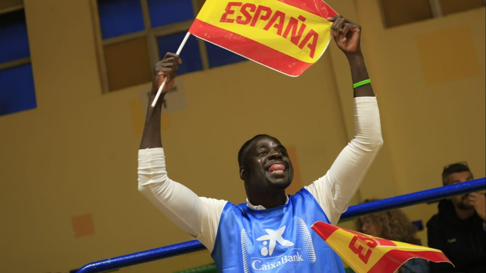 Un aficionado disfruta de la Grada Solidaria en La Línea durante el Torneo Internacional de baloncesto.