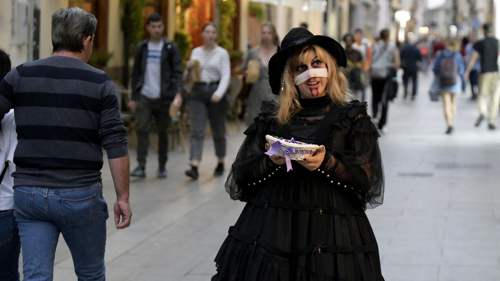 Algunos, todavía trabajando, ya se vestían para la ocasión