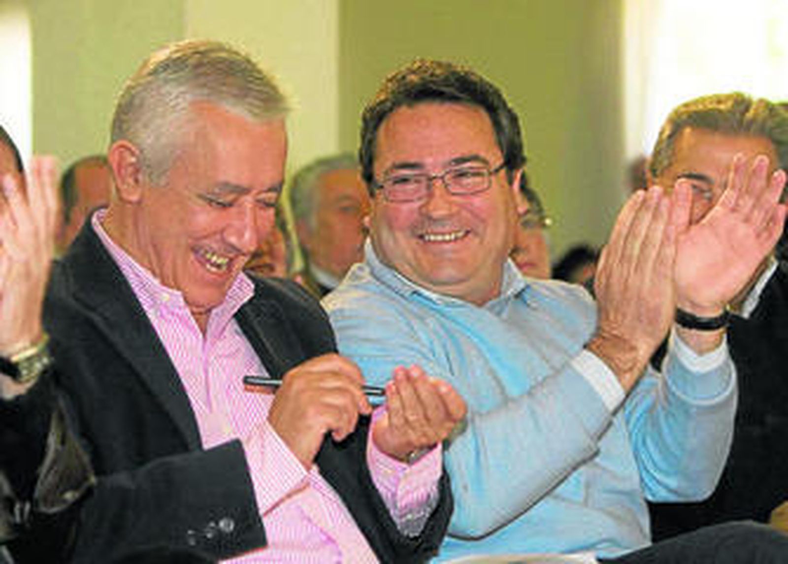 Manuel Alcocer, sentado junto a Arenas ayer en el acto celebrado en el Hotel Motilla.