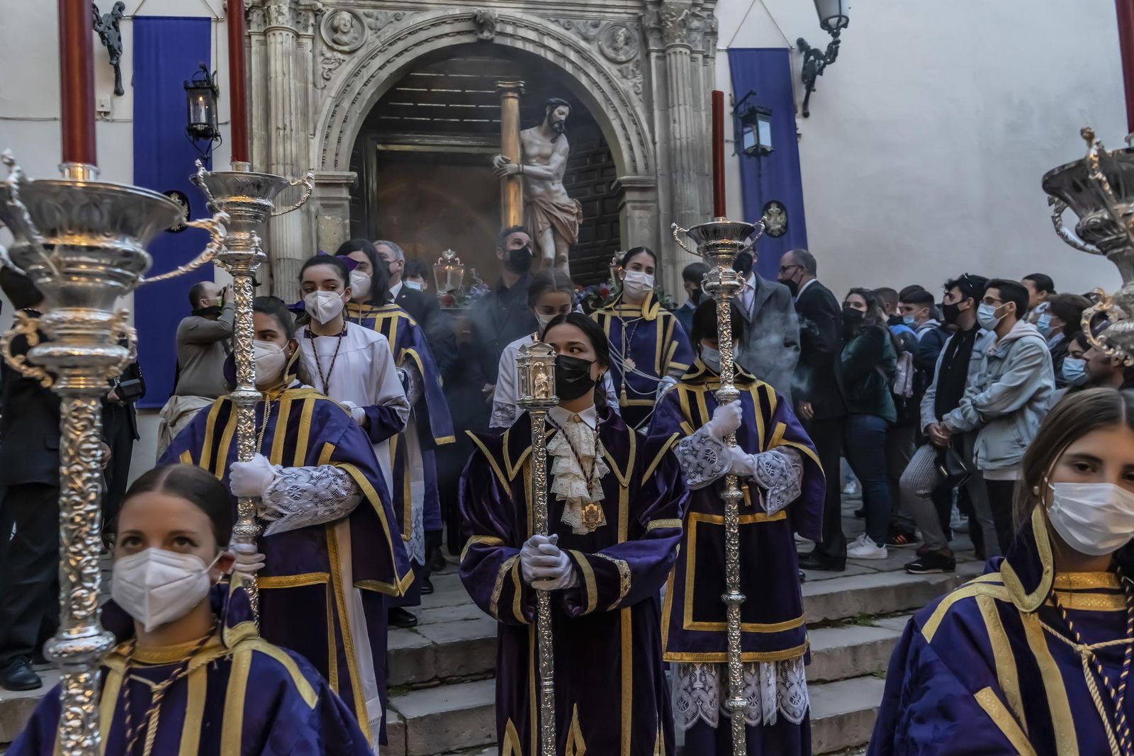 Los vía crucis del Viernes de Dolores, en imágenes