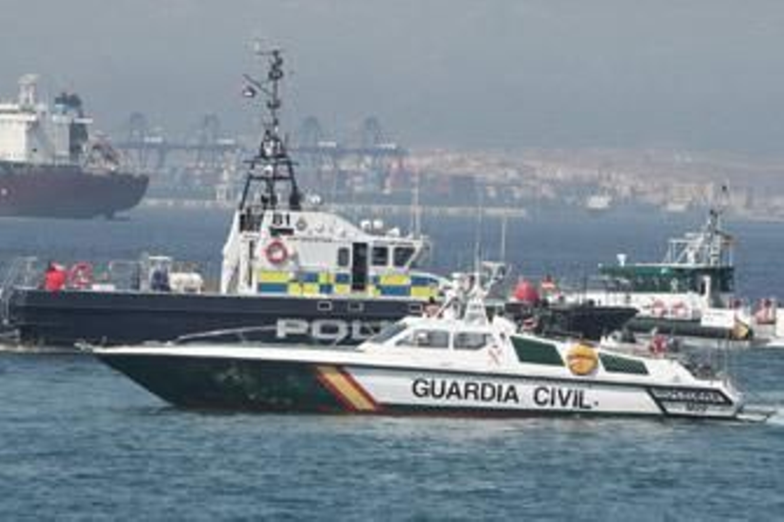 El Peñón tira más bloques al mar y Maza da el caladero por perdido