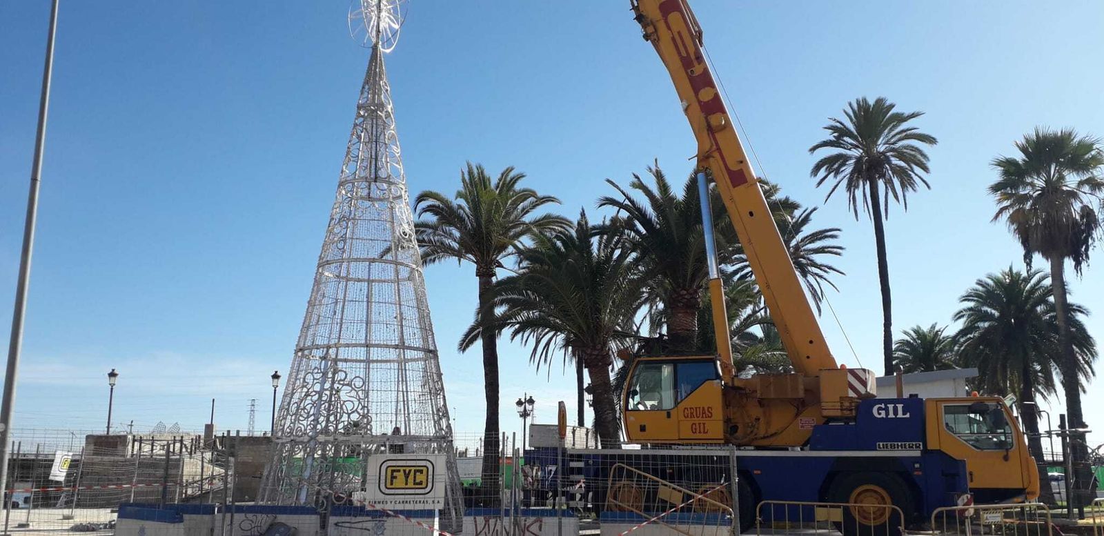Una grúa colocaba este martes el árbol luminoso del Parque Calderón.