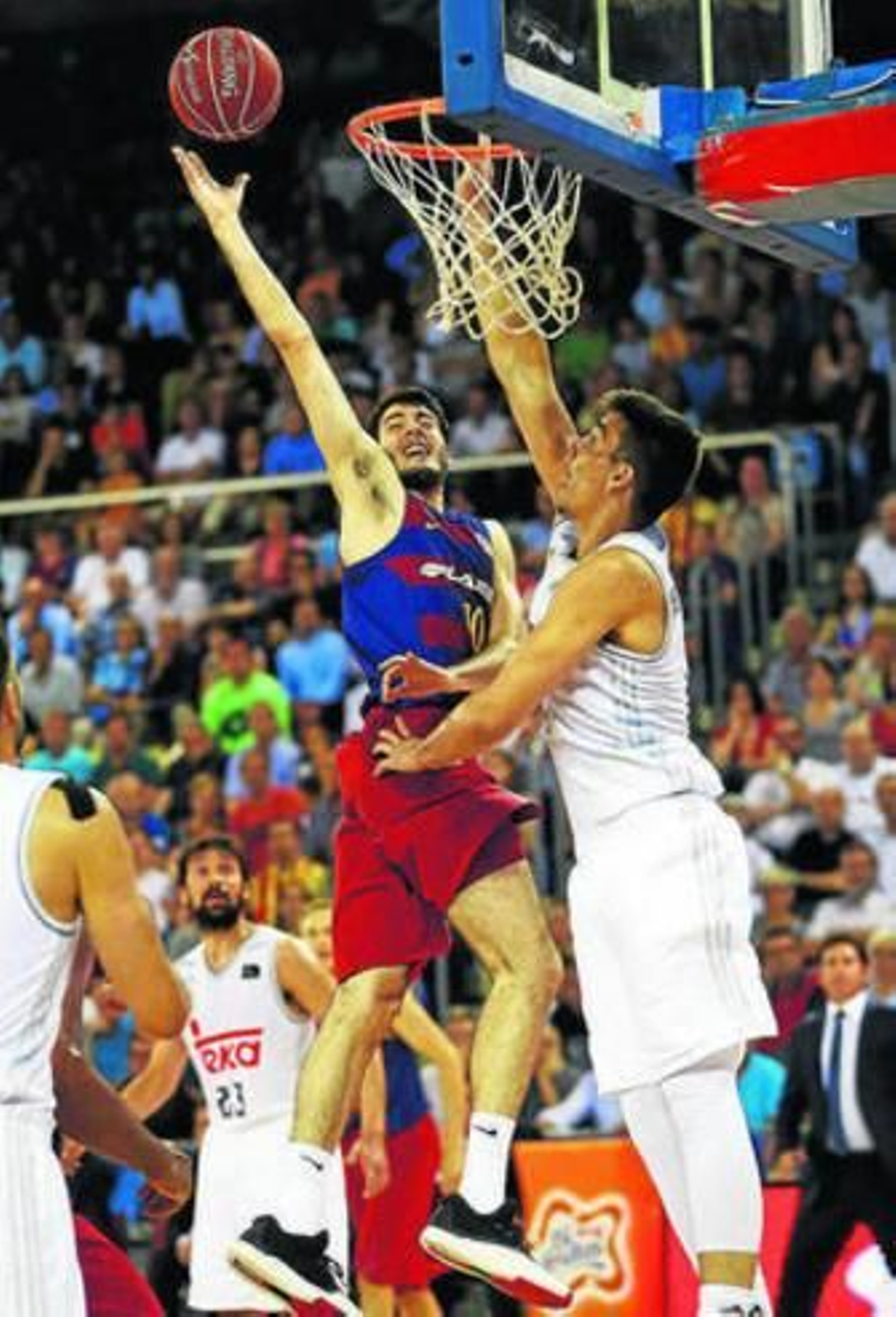 Willy Hernangómez intenta evitar la canasta de Abrines.