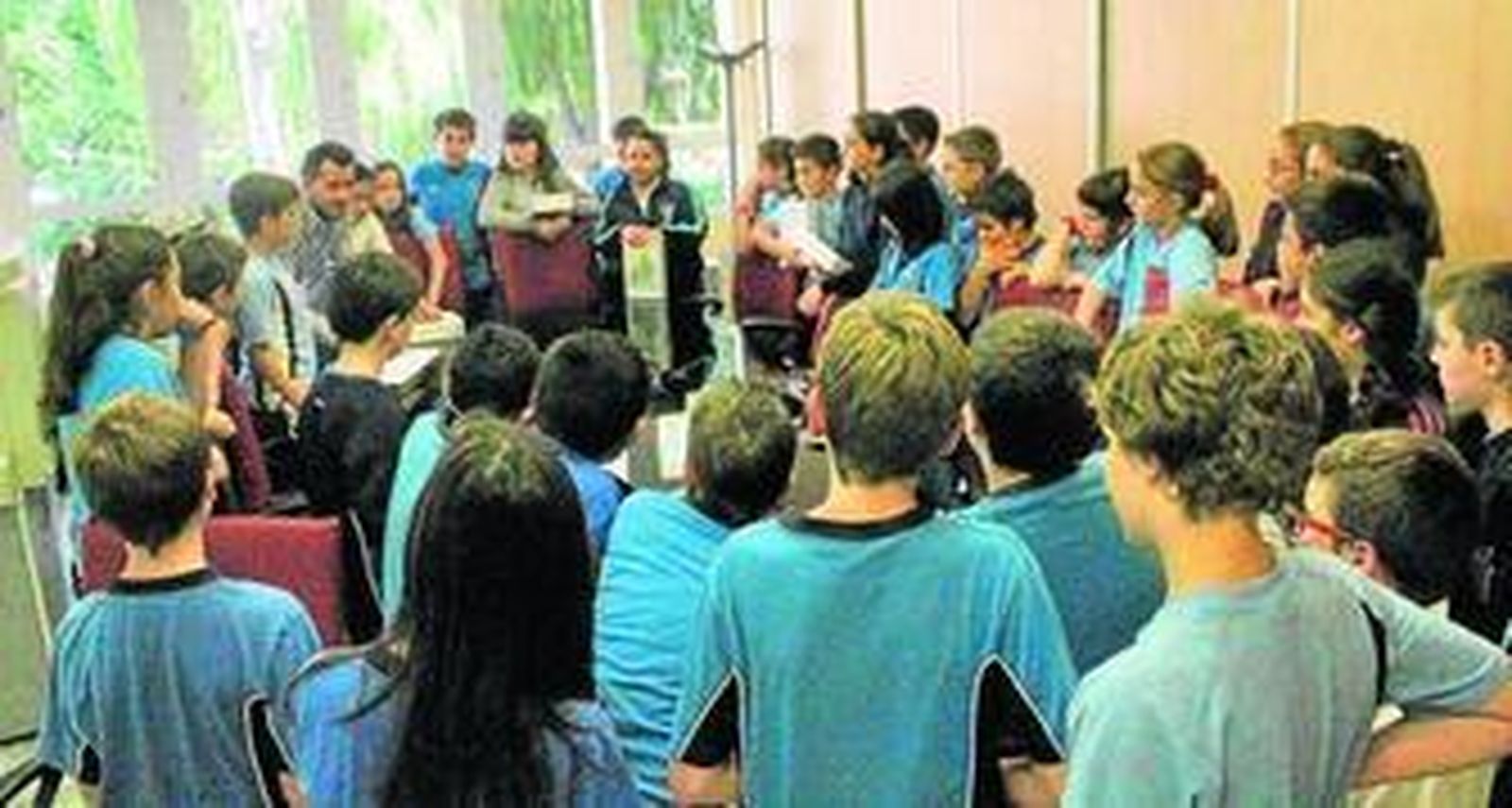 Improvisada reunión de trabajo en la sala en la que habitualmente se decide las noticias y configuración del periódico de cada día.