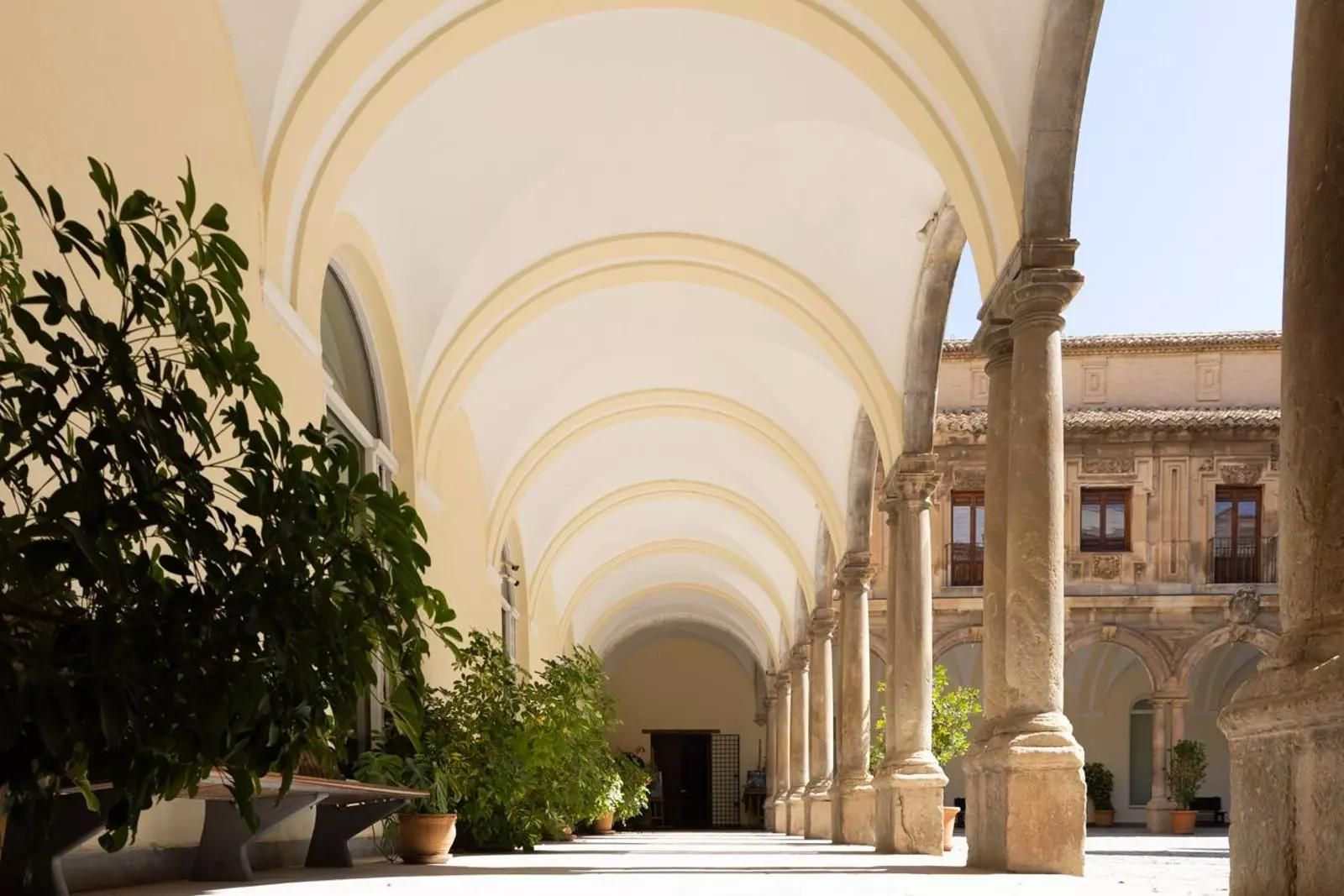 El claustro del Archivo Histórico Provincial será una de las paradas obligatorias de la visita temática de patios y claustros.