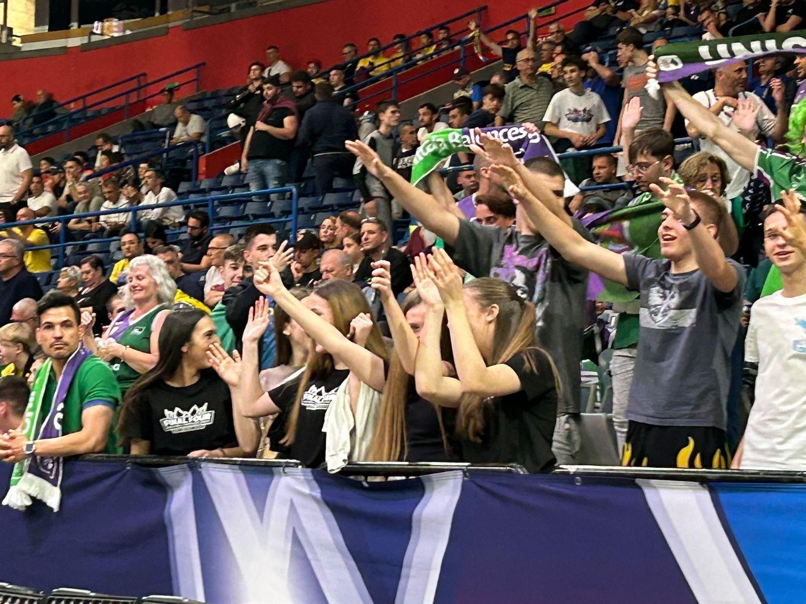 Búscate en las gradas en el Lenovo Tenerife - Unicaja de la final de la BCL