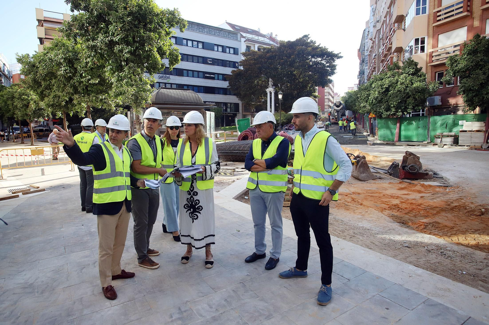 Imágenes de la visita de Pilar Miranda a las obras de peatonalización en la calle Méndez Núñez