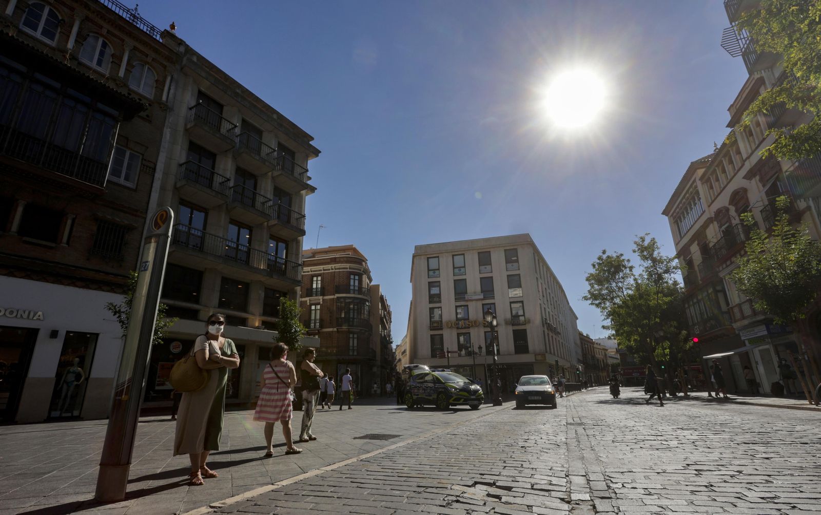 Sol de castigo en la Plaza de la Campana, sin toldos este verano