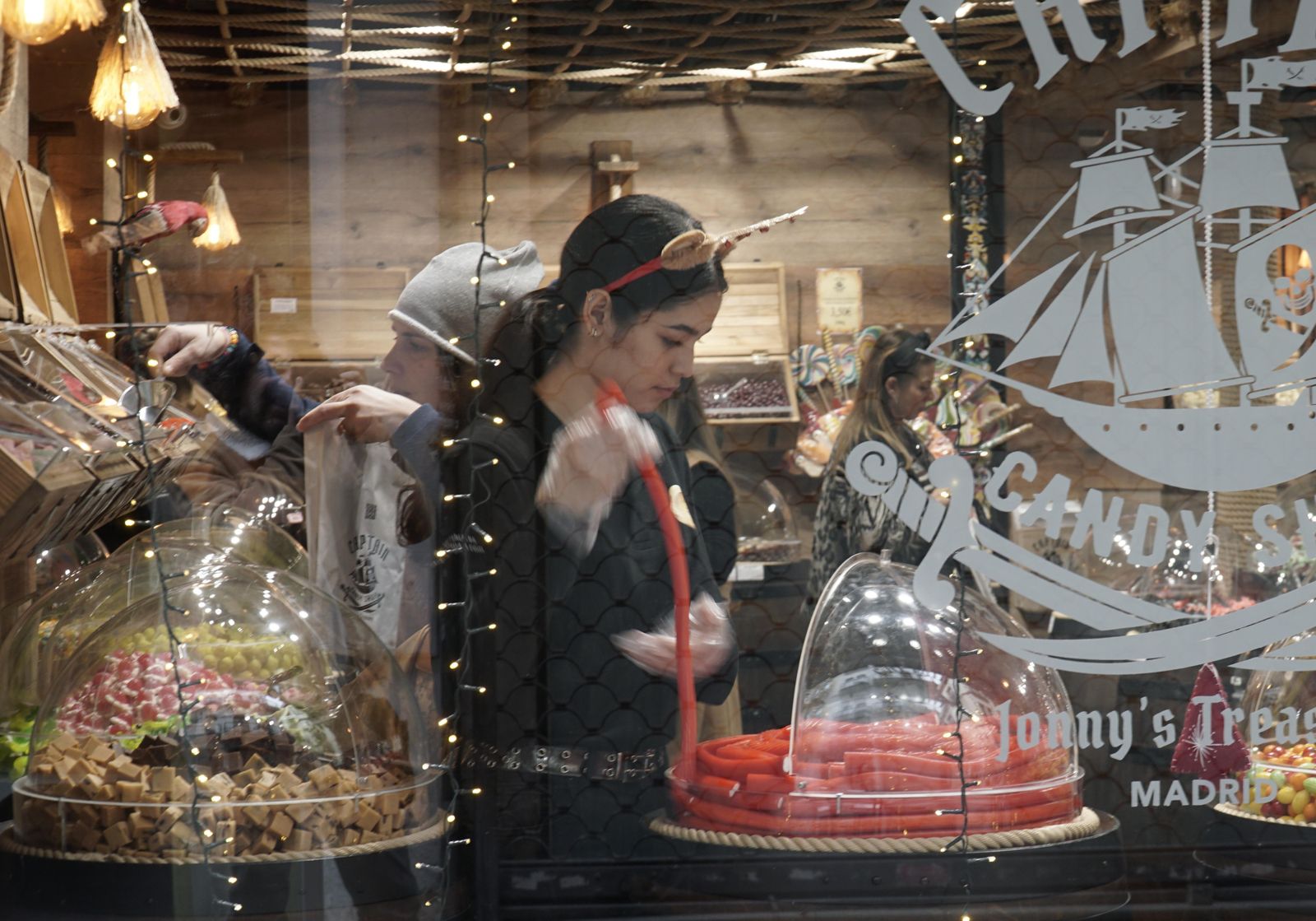 Adornos navideños en los escaparates