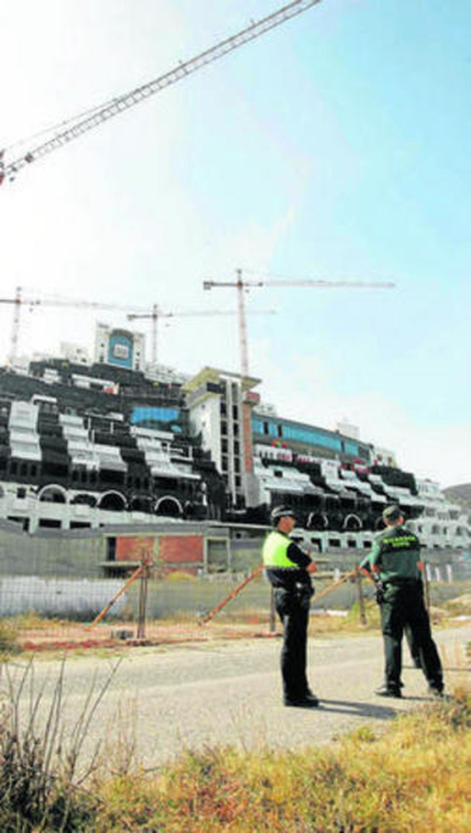 La Guardia Civil, junto al hotel del Algarrobico, tintado en pintadas.