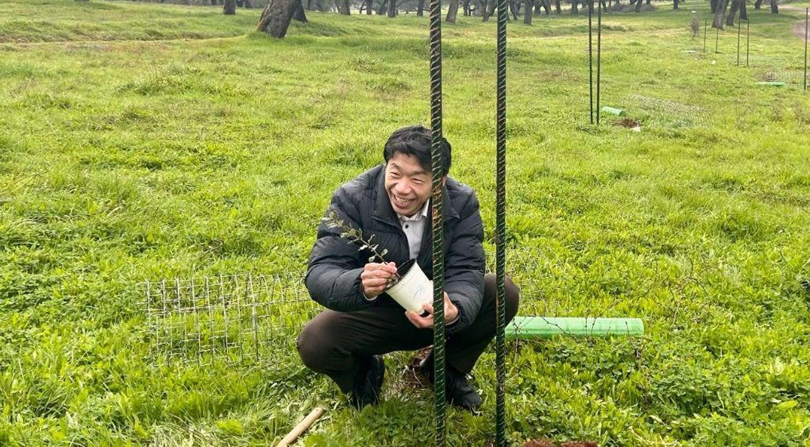 Uno de los empresarios plantando uno de los árboles en la finca de Cala.