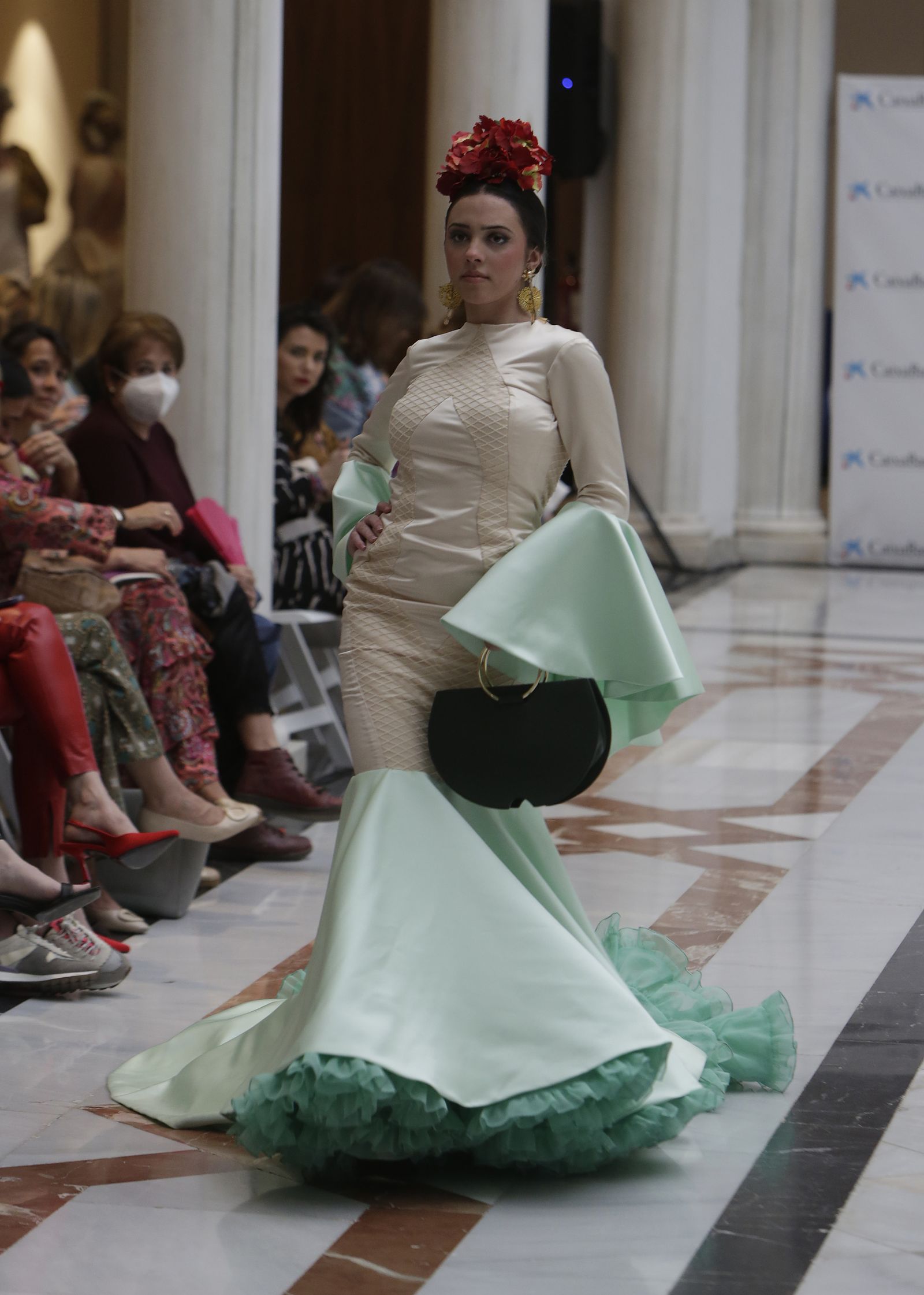 Desfile moda flamenca en las vísperas de la Feria de Abril CaixaBank
