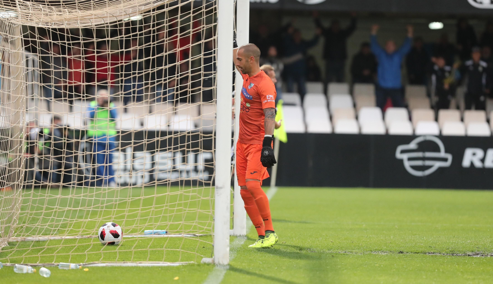Aulestia se dirige para sacar el balón de su meta durante el duelo en Cartagonova (3-0).