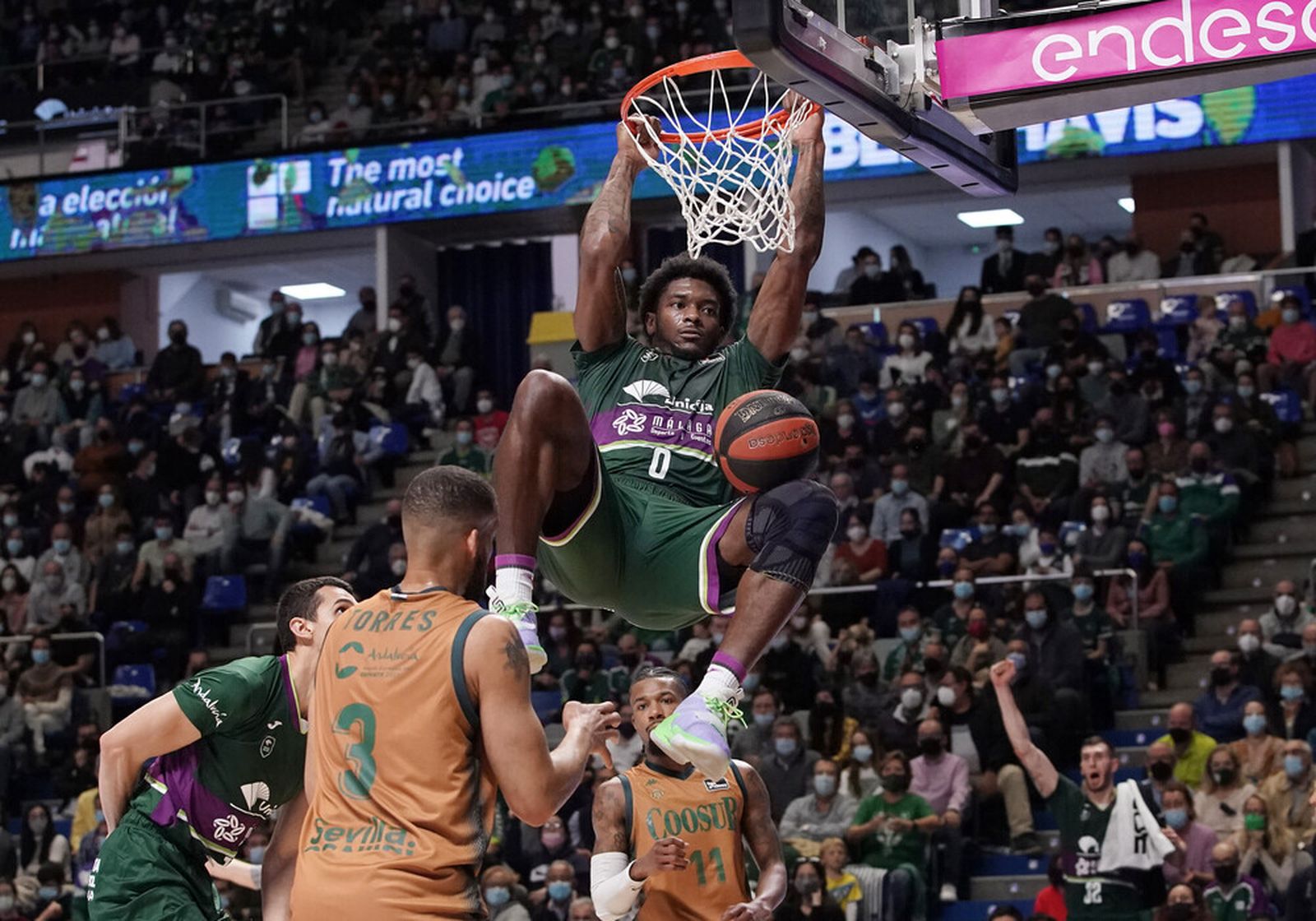 Cameron Oliver realiza un mate espectacular.