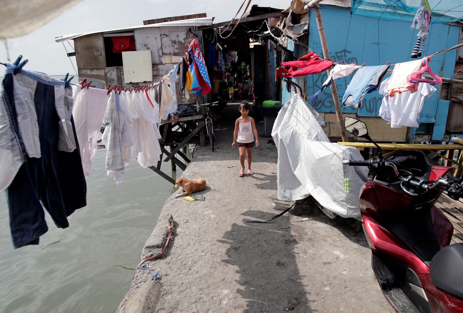 Casas en un mar de plástico filipino