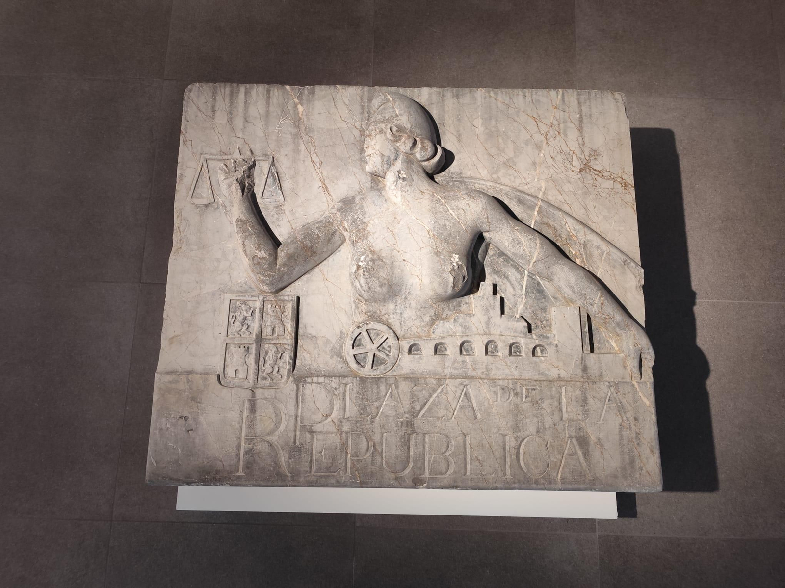 Placa de piedra de la Plaza de la República, realizada por Enrique Moreno, El Fenómeno.