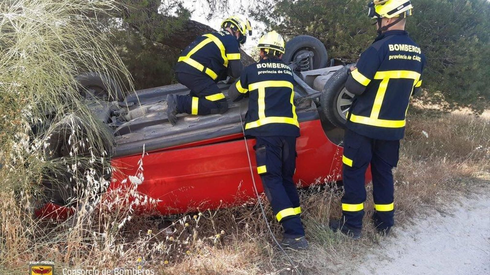 En el automóvil viajaba una sola persona ,que fue trasladada en ambulancia al hospital. En el automóvil viajaba una sola persona ,que fue trasladada en ambulancia al hospital.