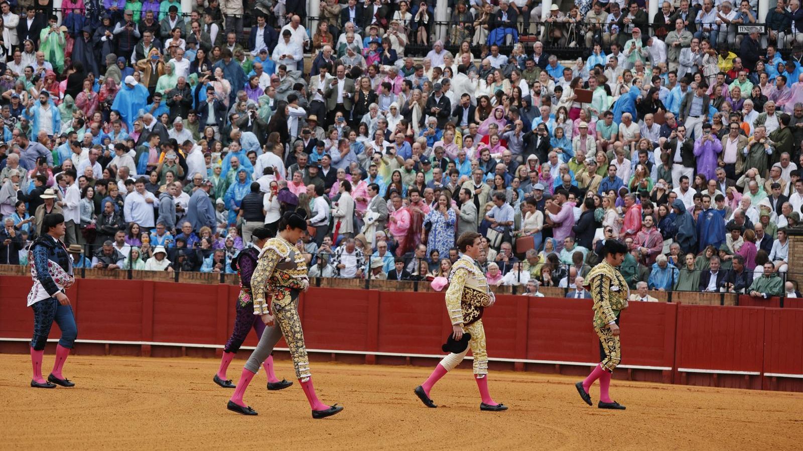 Último paseíllo, por ahora, de Morante de la Puebla en la plaza de la Maestranza.