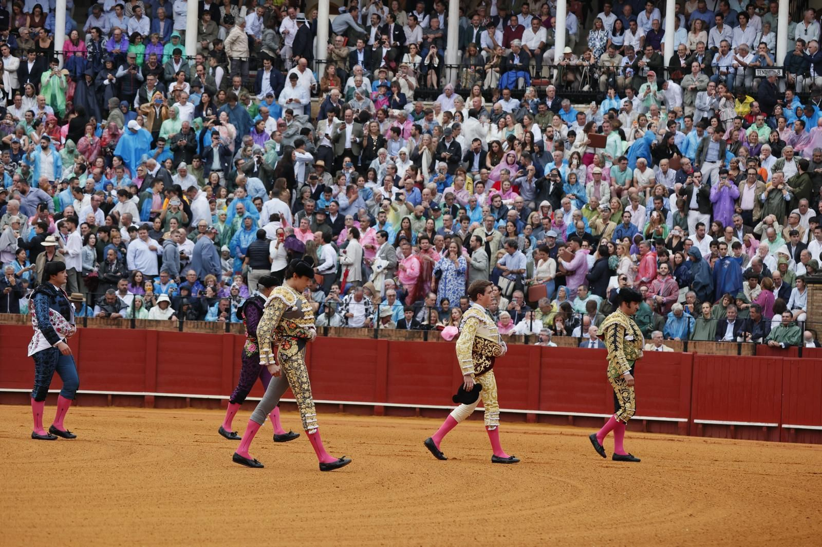 Morante, Roca Rey y Javier Zulueta hacen el paseíllo en la plaza de la Maestranza.