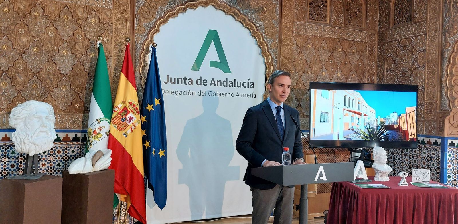 Amos García Hueso informa sobre la Escuela del Mármol.