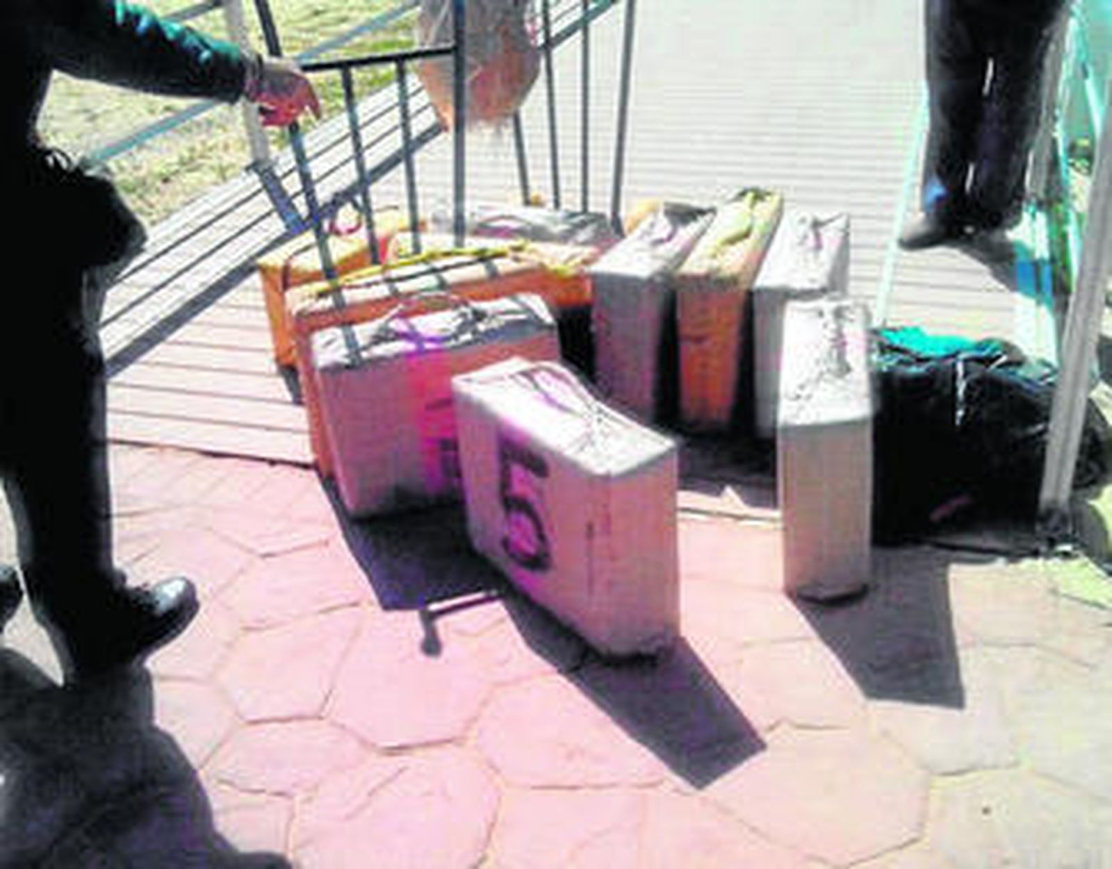 Varios de los fardos recuperados en El Rompido.