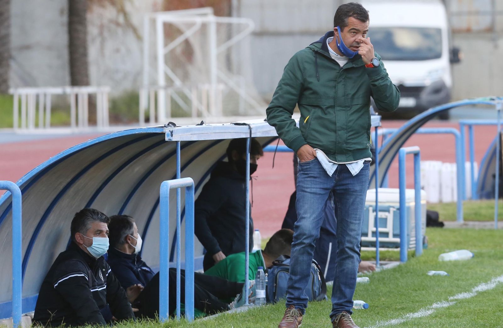 Pérez Herrera, serio en la banda con las ocasiones falladas por su equipo.