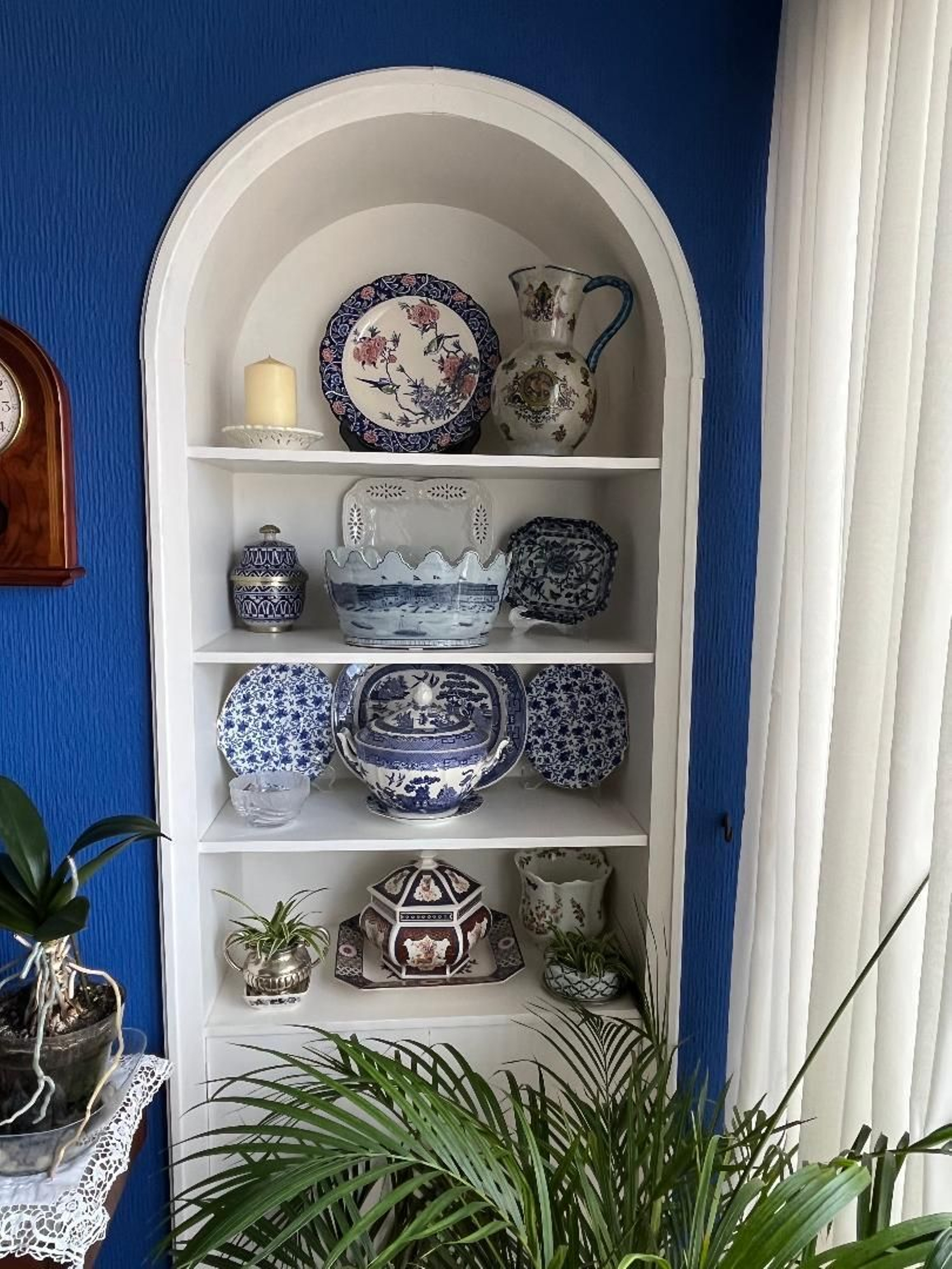 Colección de vajillas inglesas en una hornacina.