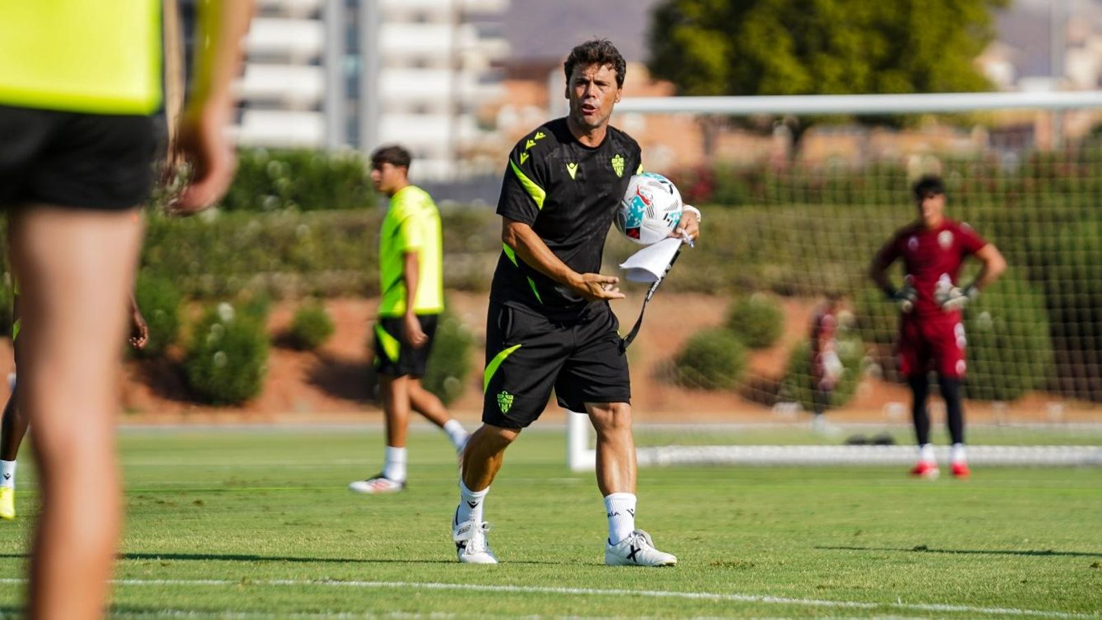 El técnico de Vilassar de Mar ordena a los futbolistas en el Anexo.