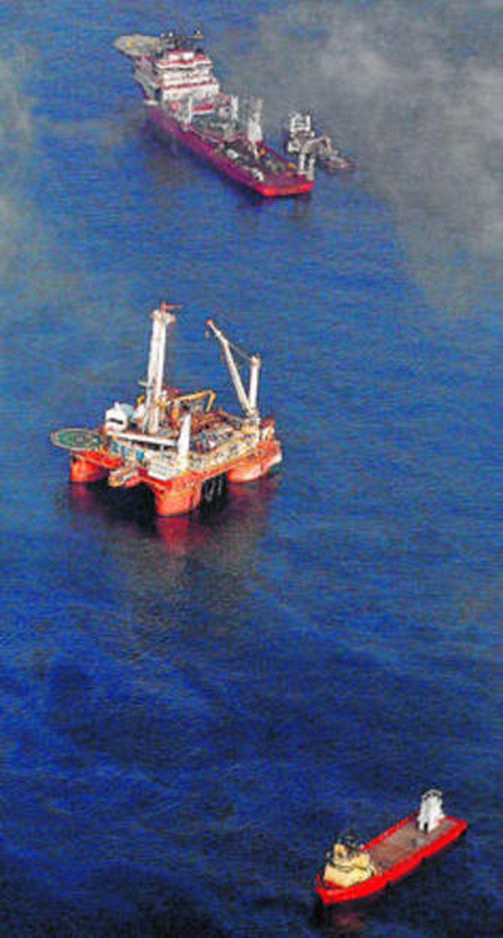 Varios buques trabajan en la zona donde se inició el vertido.