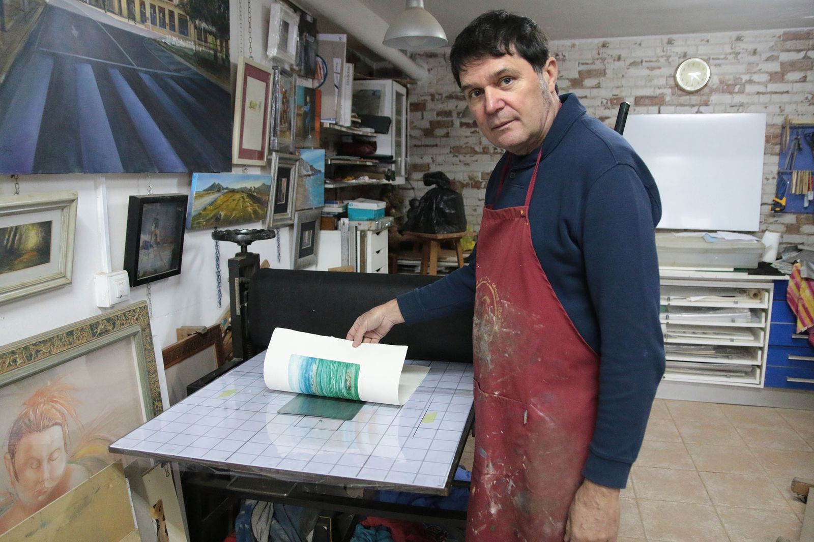 5. Emilio Pérez ante una lámina