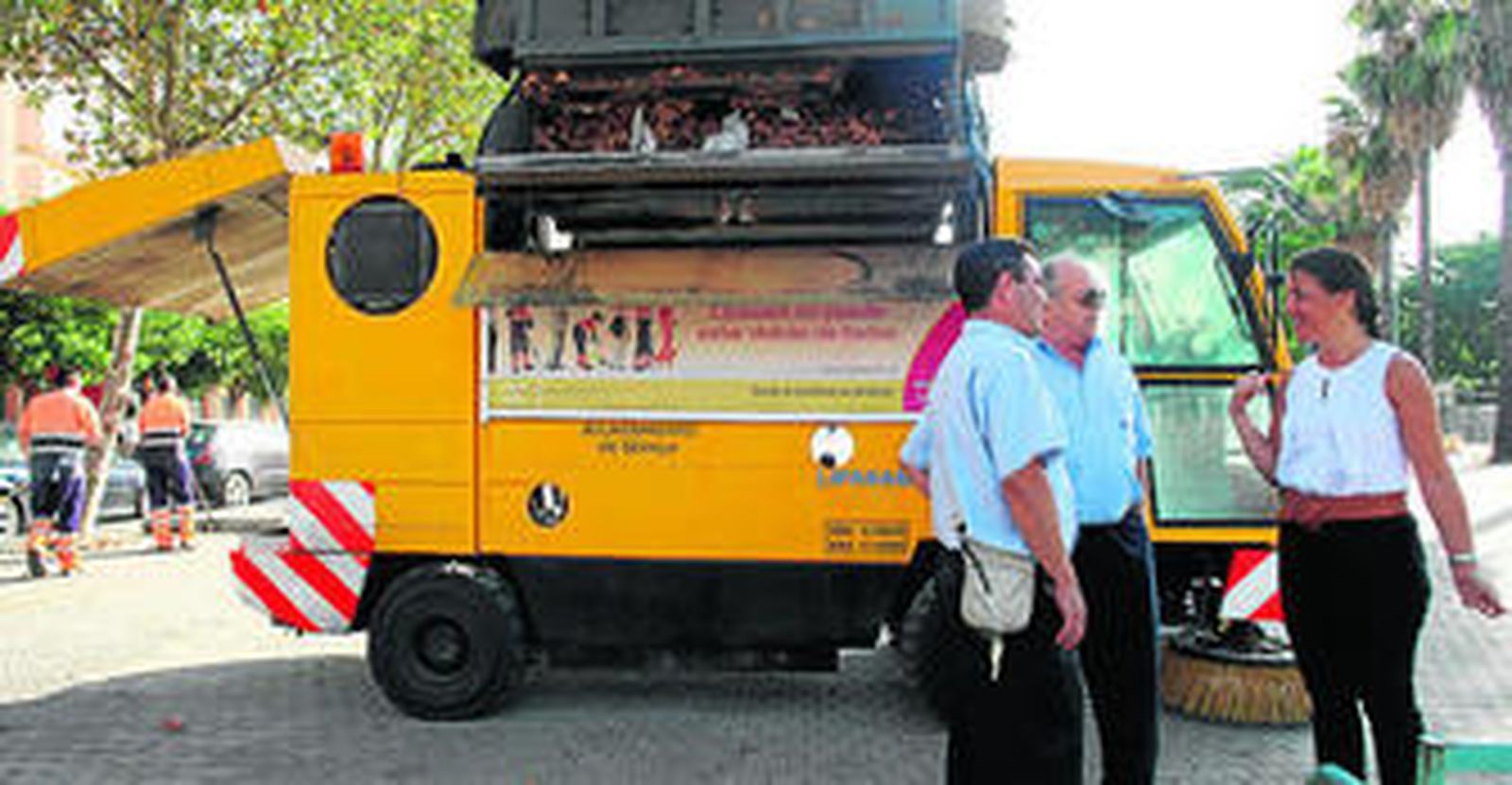 La delegada del distrito Nervión, María Eugenia Romero, el jueves en la plaza con los equipos de Lipasam.