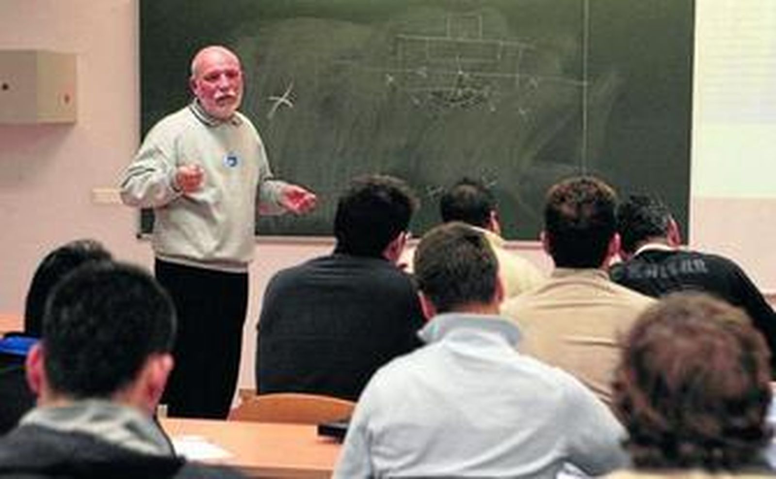 Un profesor imparte clase en un centro escolar.