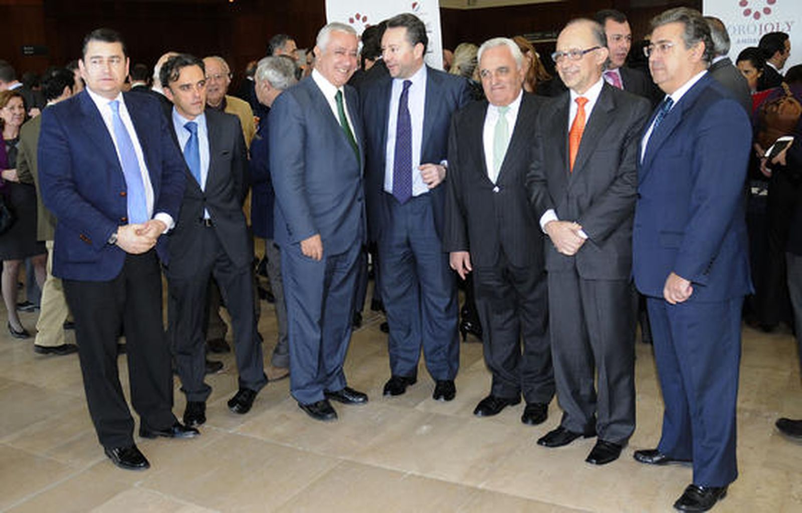 Antonio Sanz; Manuel Contreras Caro, Javier Arenas; José Joly, Manuel Contreras Ramos, Cristóbal Montoro y Juan Ignacio Zoido. / Reportaje gráfico: Juan Carlos Vázquez y Victoria Hidalgo