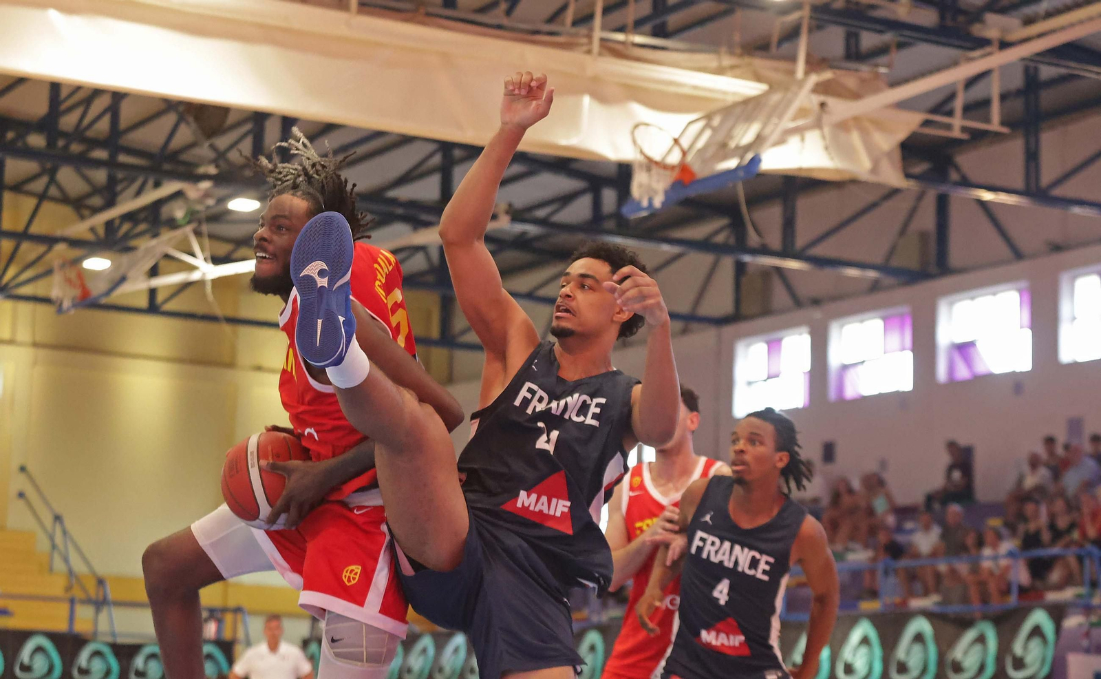 Fotos de la final del Torneo Internacional U20 de baloncesto entre España y Francia en La Línea