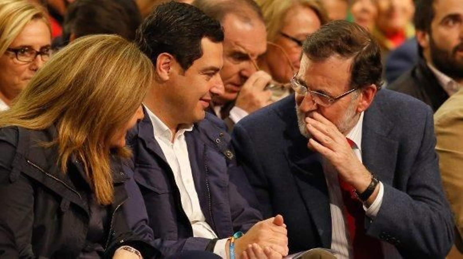 Rajoy hablando con Moreno y Fátima Báñez. / Albiñana