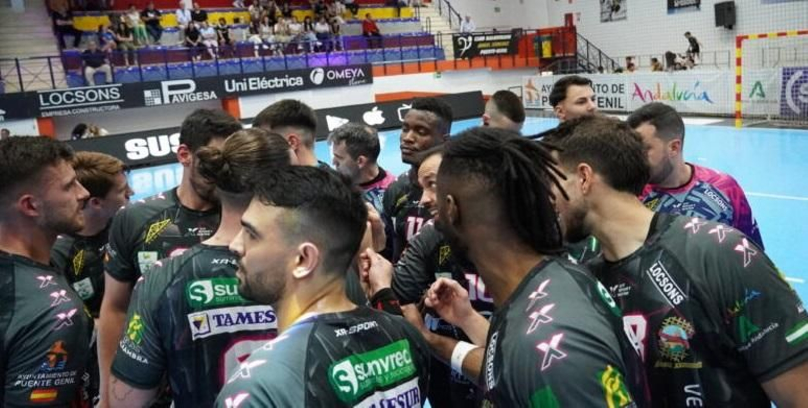 Los jugadores del Ángel Ximénez hacen piña tras un tiempo muerto.